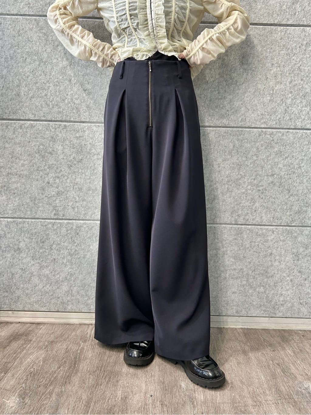 harunaさんの「CODE A｜dobby ruffle blouse」を使ったコーディネート