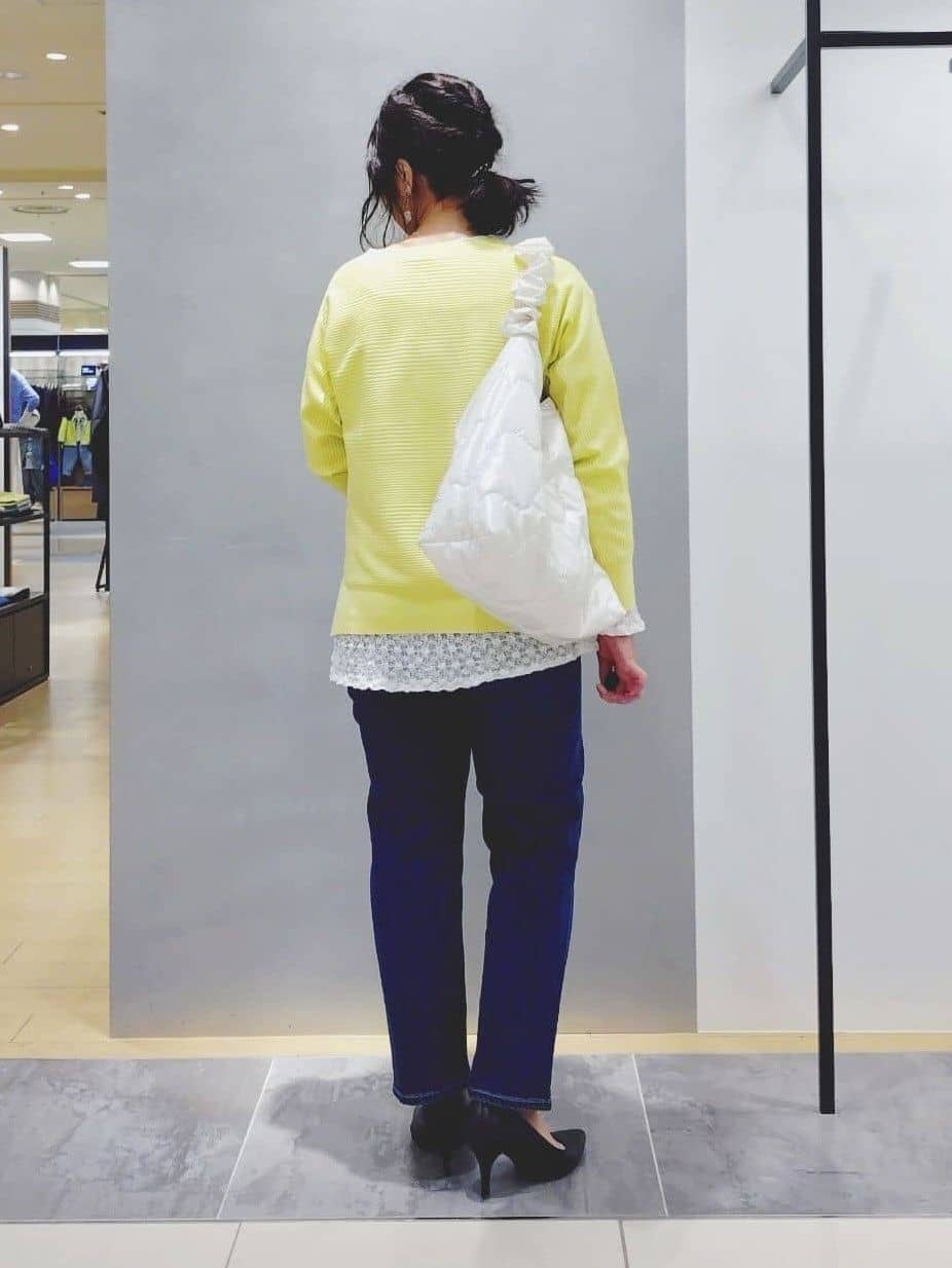 TOMOMIさんの「INDIVI｜【洗える／レイヤードにおすすめ】シャーリングレース ロングTシャツ」を使ったコーディネート