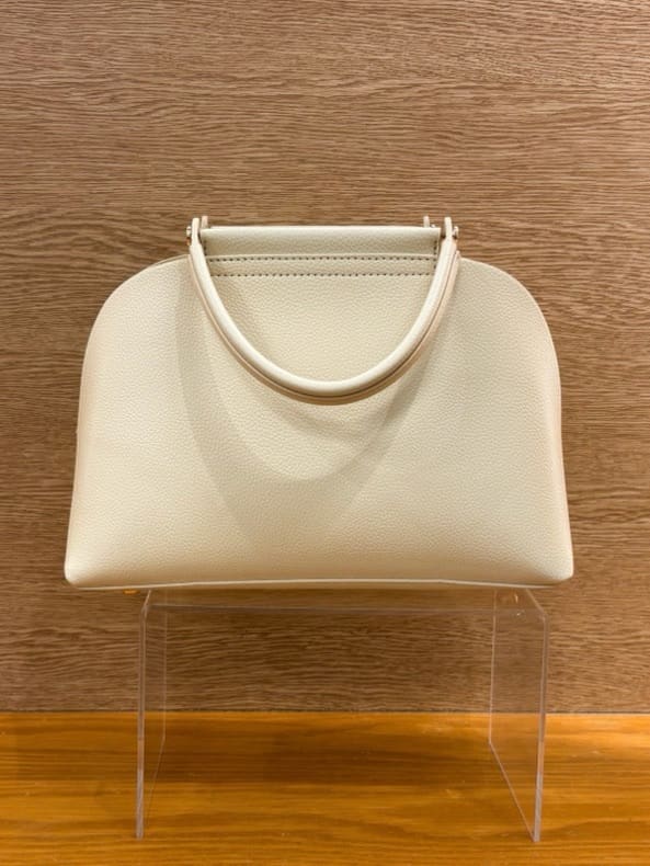 yukariさんの「grove｜【貴島明日香さん着用】【撥水／シルエット2WAY】軽やかミドルトレンチコート」を使ったコーディネート