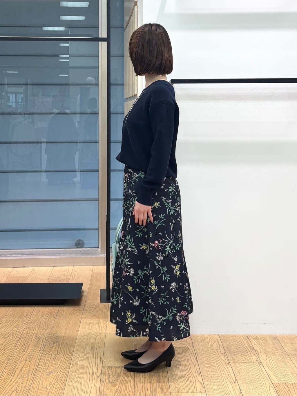asamiさんの「INDIVI｜【洗える／軽量】きらめきVネックニット」を使ったコーディネート