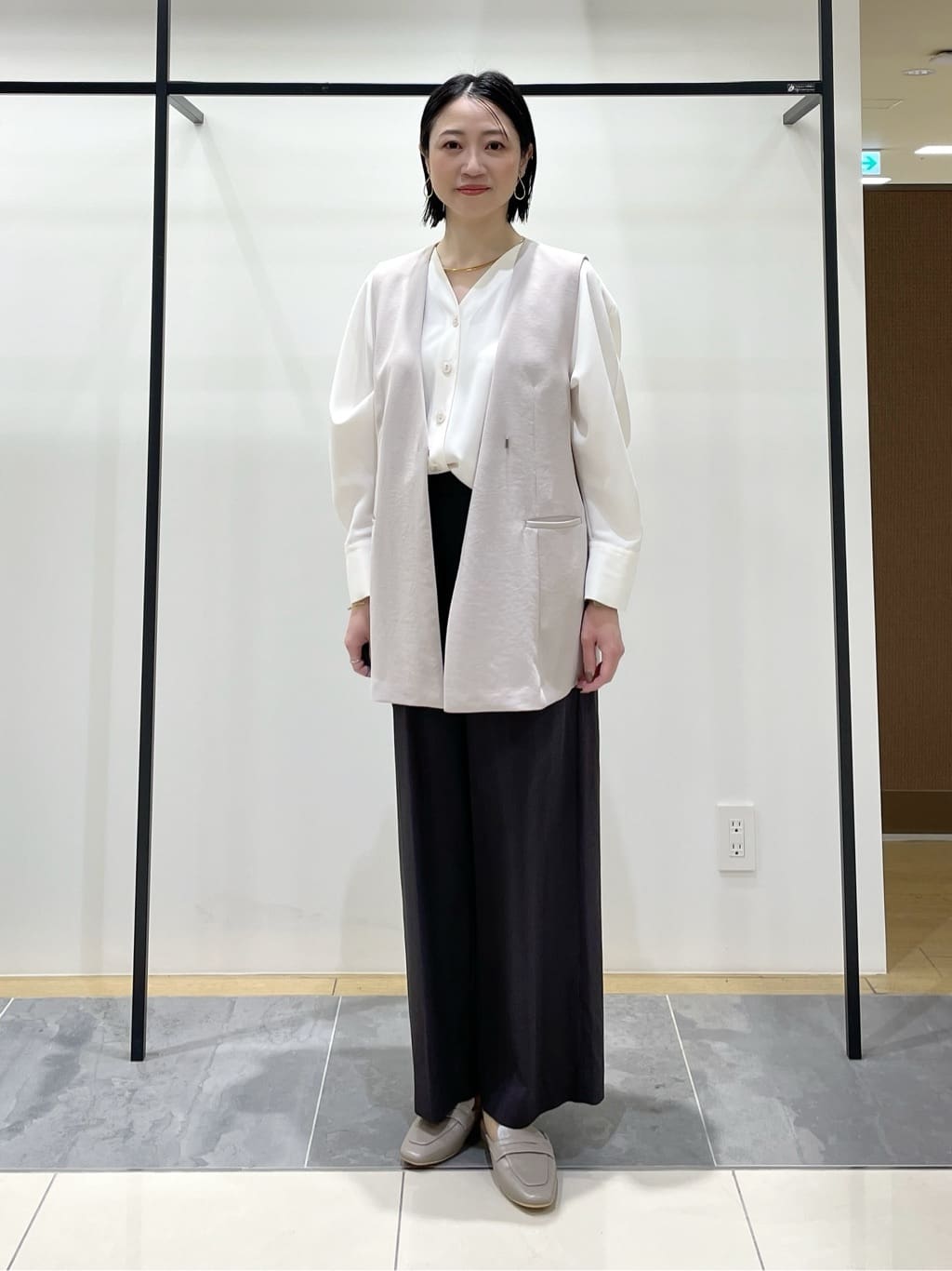shihoさんの「INDIVI｜【洗える／UVケア／マットサテン】Vネックドルマンスリーブブラウス」を使ったコーディネート