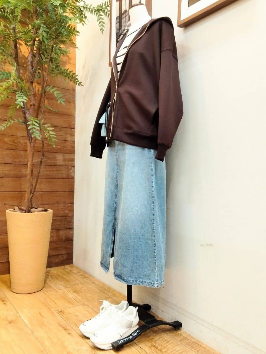 うっちーさんの「SHOO･LA･RUE｜【セットアップ可/S-LL/なめらかタッチ】大人カジュアルスタイルに ZIPパーカ」を使ったコーディネート