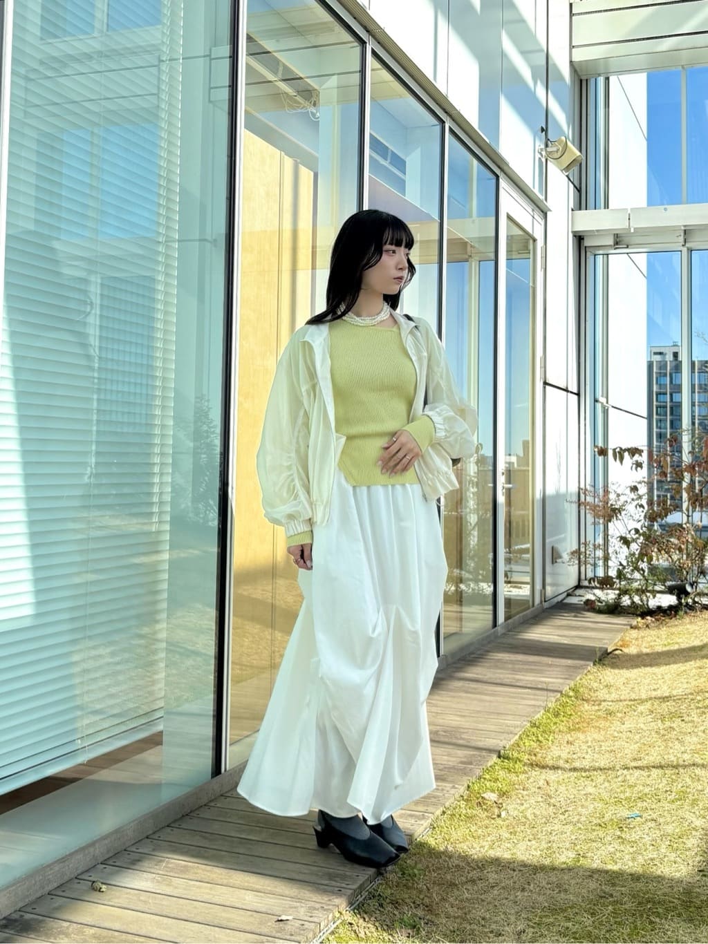 ibukiさんの「INDIVI｜オフショルスリットリブニット」を使ったコーディネート