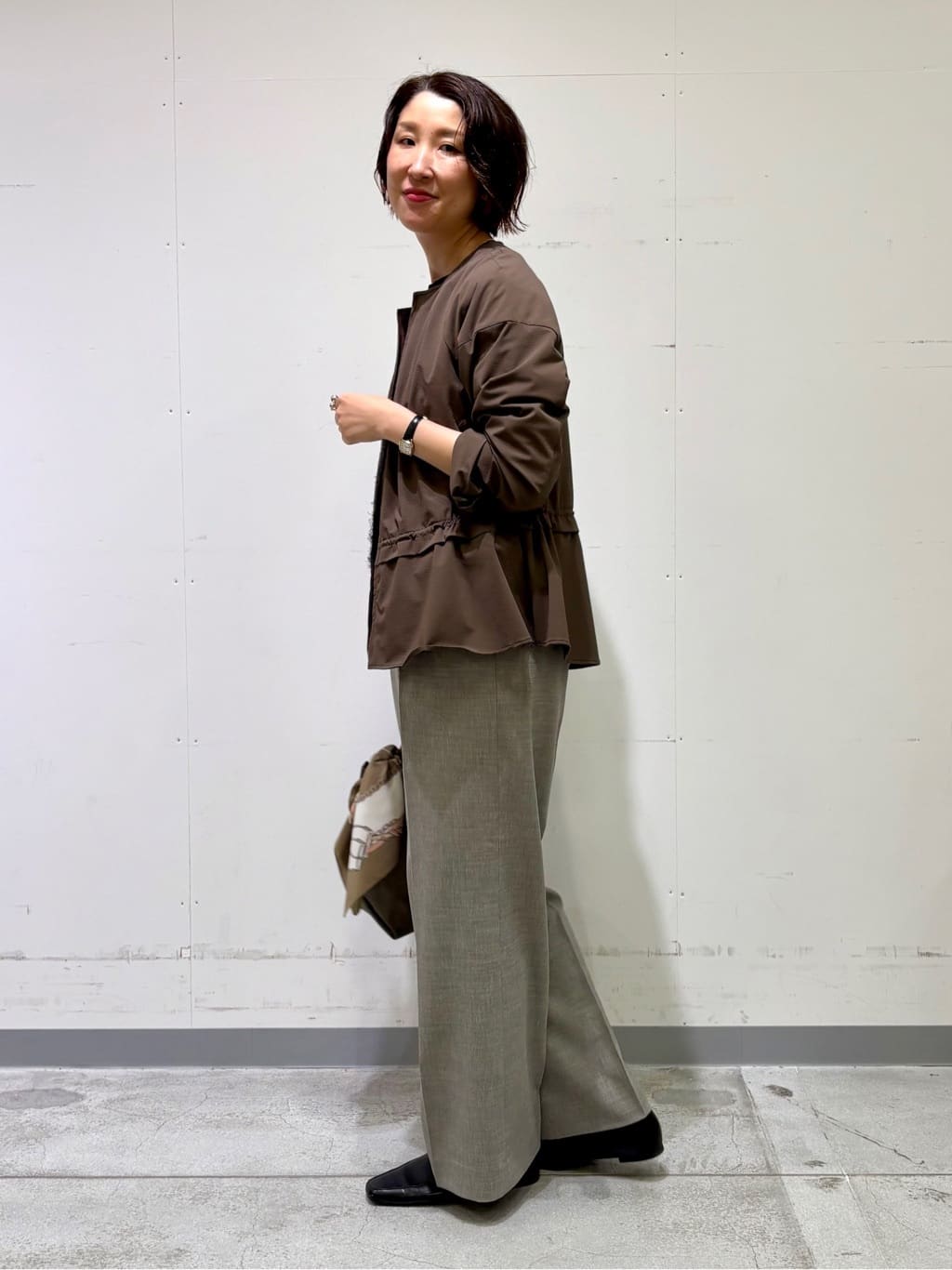 yuriさんの「INDIVI｜【洗える／セットアップ可能】凹凸ストレッチ素材ストレートパンツ」を使ったコーディネート