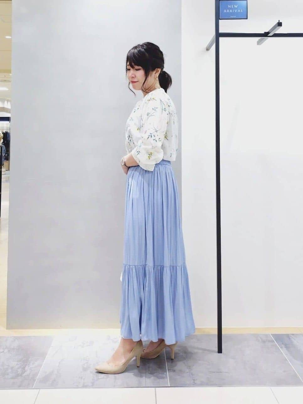 TOMOMIさんの「INDIVI｜【洗える／丈調整可能】ギャザーフレアスカート」を使ったコーディネート