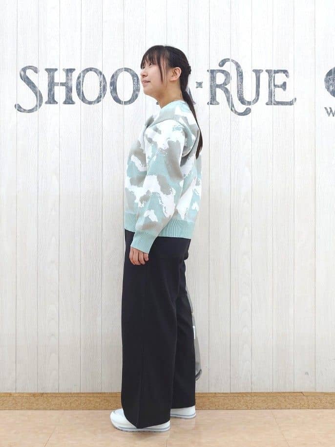 とろろさんの「SHOO･LA･RUE｜【洗濯機可/S-LL】1枚で華やかに ラメ入りニュアンス柄ニット」を使ったコーディネート
