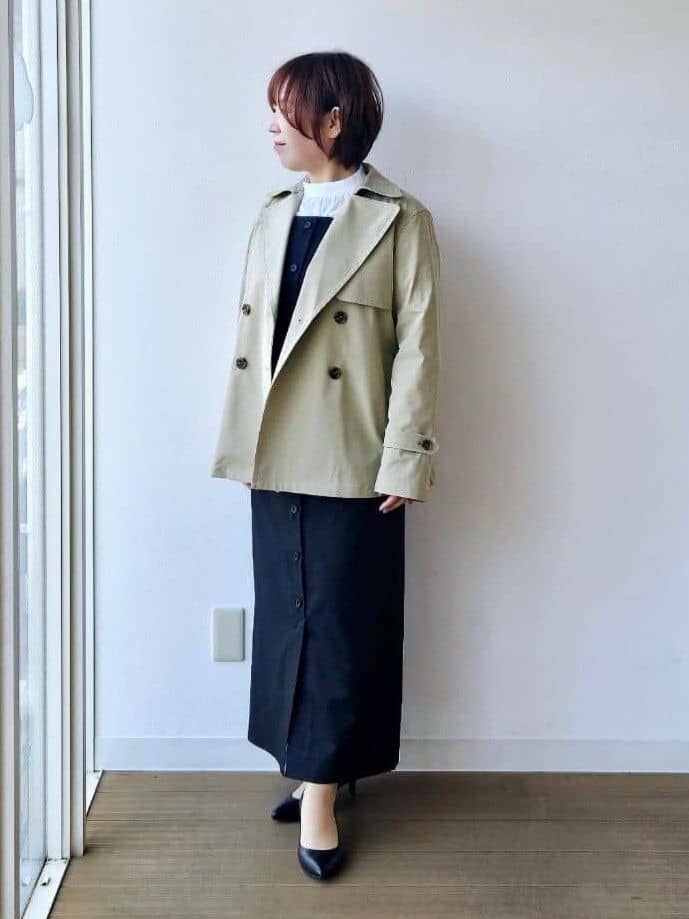 やじまさんの「UNTITLED｜【定番人気/はっ水/洗える】タスランショートトレンチコート」を使ったコーディネート
