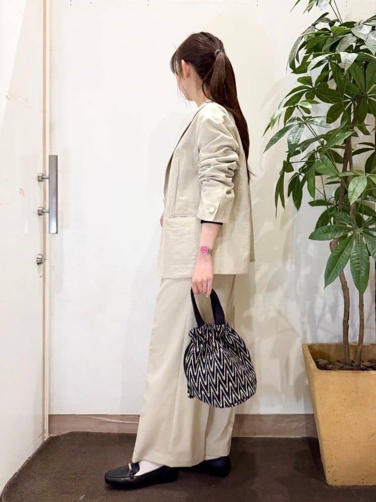 AYUMIさんの「SHOO･LA･RUE｜【S-LL/セットアップ可/イージーケア/UV】オンにもオフにも 軽やかシングルジャケット」を使ったコーディネート