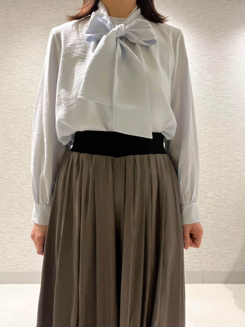 marikoさんの「Reflect｜【通勤／ボウタイ取り外し可】ボウタイ付きバンドカラーブラウス」を使ったコーディネート