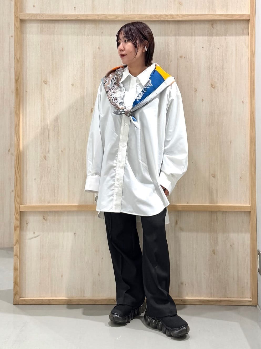 nanaさんの「THE SHOP TK｜ゆったりシルエットで体型カバー ロングシャツ」を使ったコーディネート