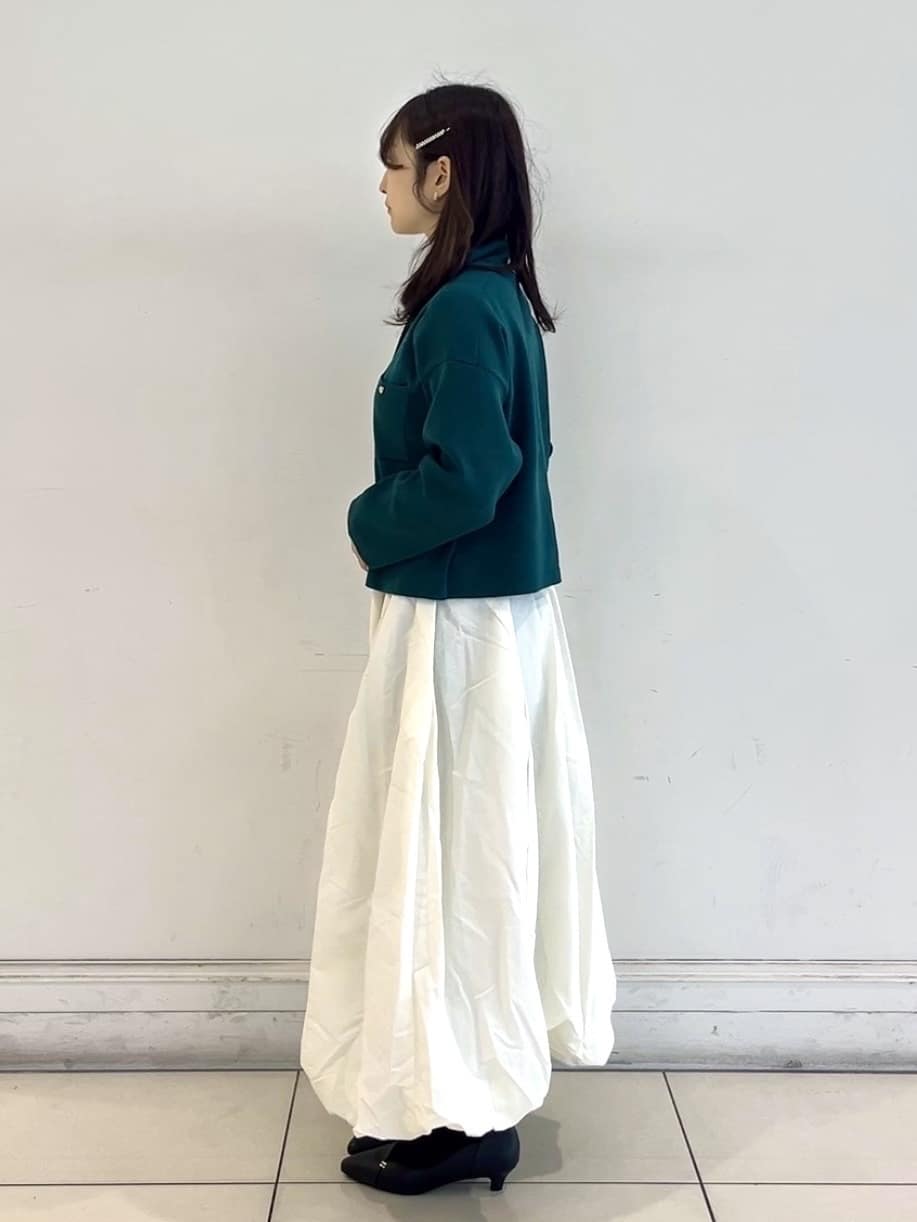saito.さんの「grove｜軽やかに揺れて、旬のムードを纏う エスカルゴバルーンスカート」を使ったコーディネート