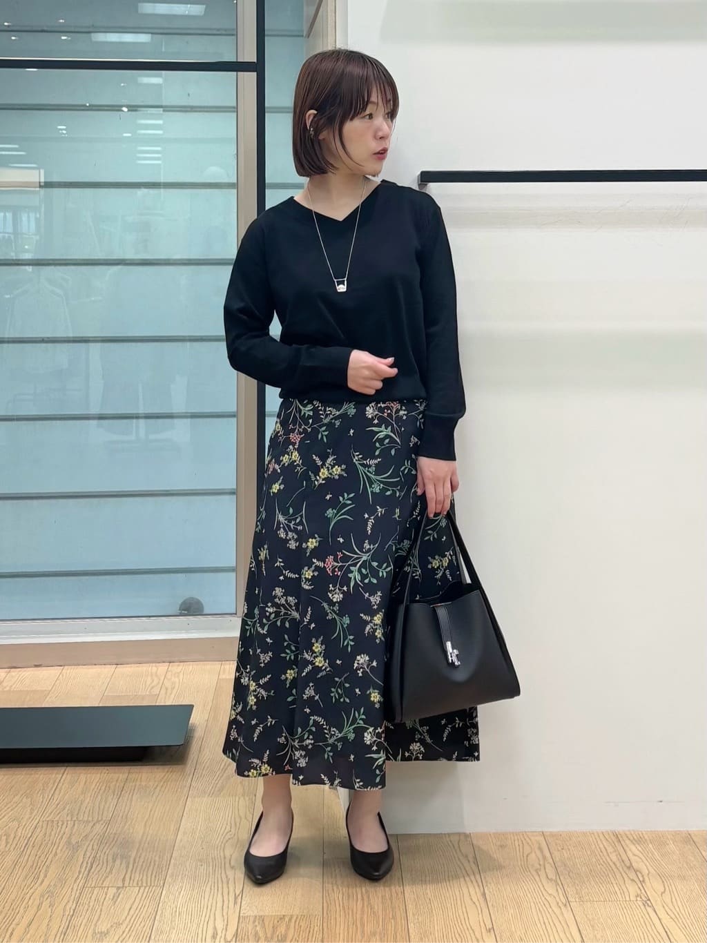 asamiさんの「INDIVI｜【シルク混】きれいめVネックニット」を使ったコーディネート