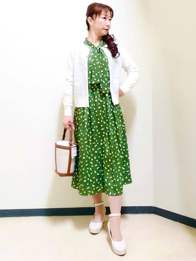 花さんの「Reflect｜【セレモニー／通勤／おでかけに◎】フラワープリントボウタイワンピース」を使ったコーディネート