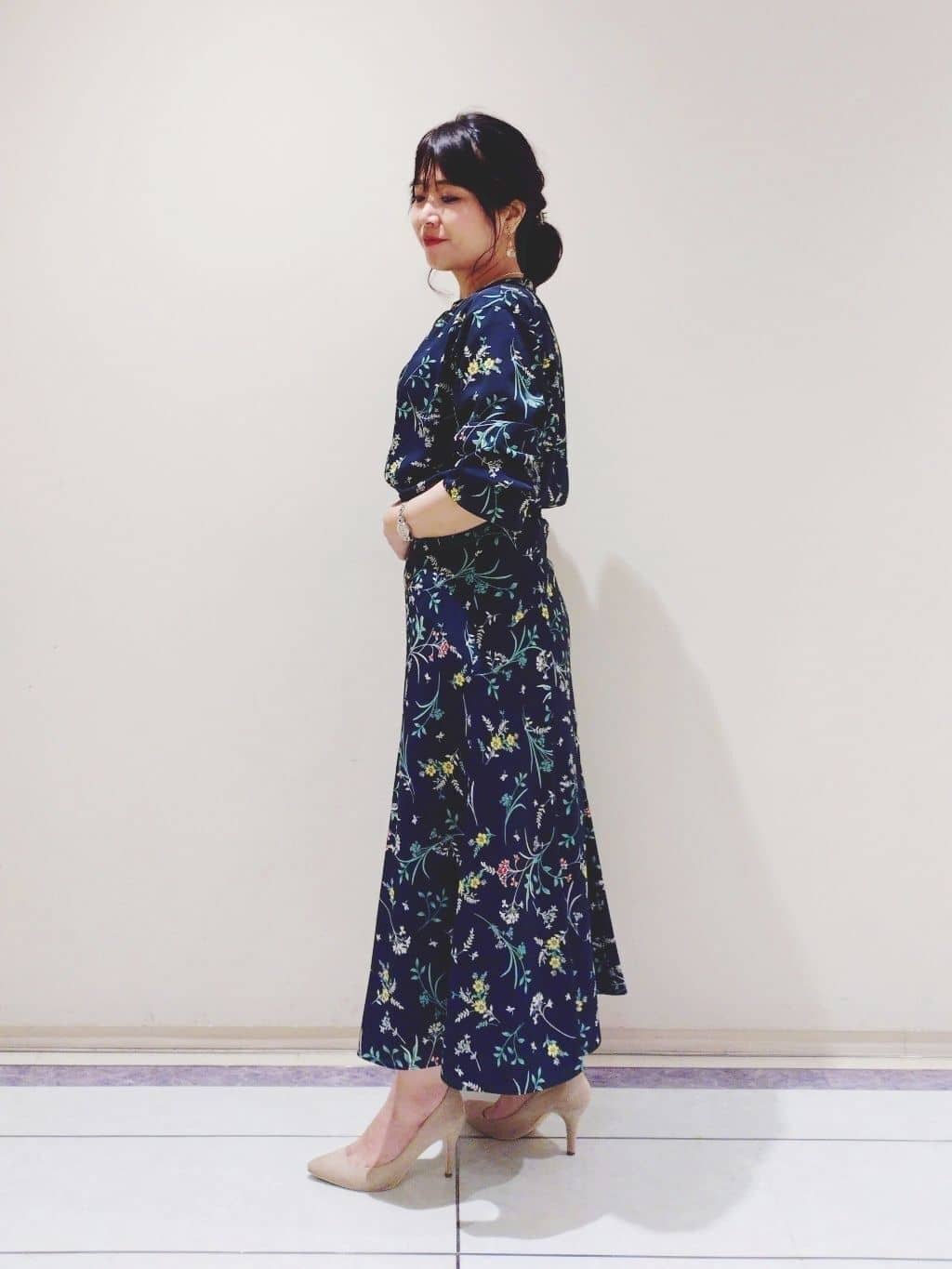 TOMOMIさんの「INDIVI｜【SETUP可能】モダンフラワー柄キャンディスリーブブラウス」を使ったコーディネート