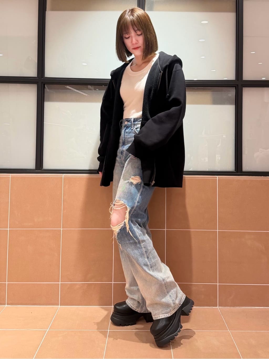 マナミさんの「ESPERANZA｜レースアップバックル厚底ブーツ」を使ったコーディネート