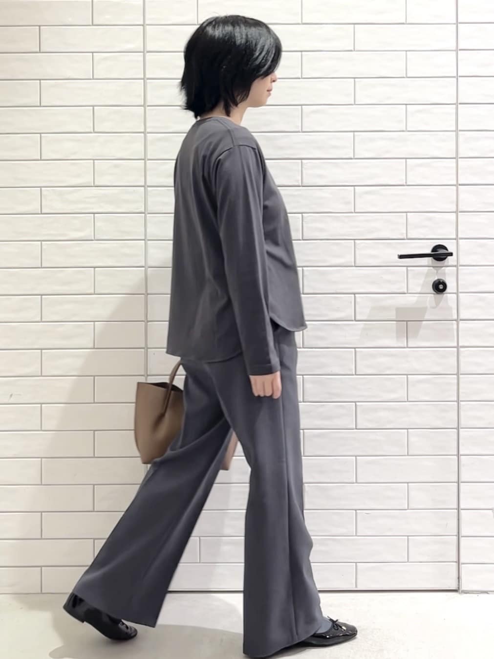 しおりさんの「OPAQUE.CLIP｜ロゴプリントロングTシャツ【洗濯機OK】」を使ったコーディネート