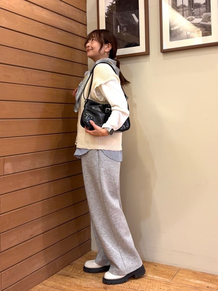 ふくまるさんの「SHOO･LA･RUE｜【S-LL/洗濯機可】気軽にレイヤード 前開きざっくりニットベスト」を使ったコーディネート