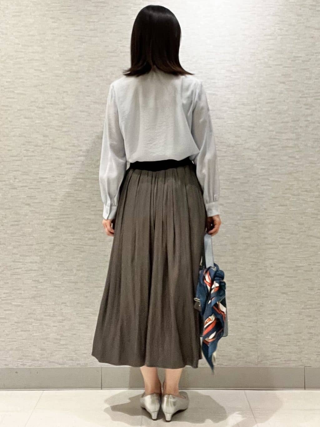 marikoさんの「Reflect｜【通勤／ボウタイ取り外し可】ボウタイ付きバンドカラーブラウス」を使ったコーディネート
