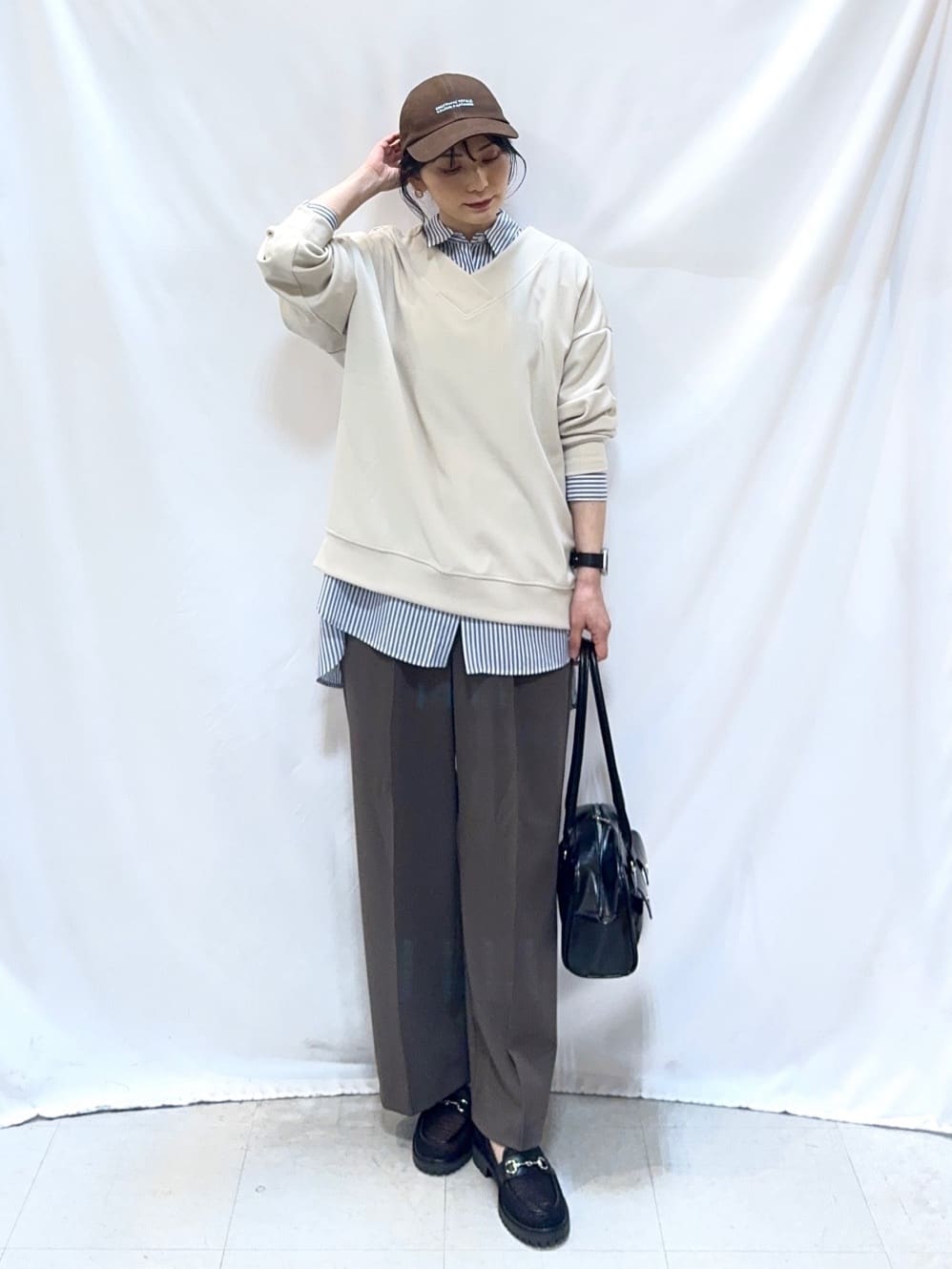 𝐇𝐢𝐫𝐨𝐦𝐢さんの「SHOO･LA･RUE｜【洗濯機可】インせずすっきり見え　優しい雰囲気のVネックトップス」を使ったコーディネート
