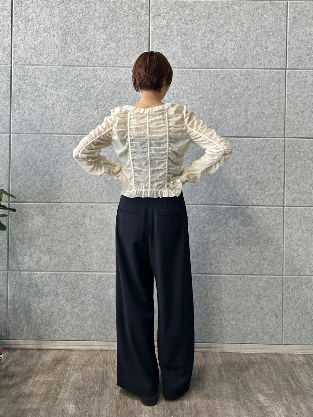 harunaさんの「CODE A｜dobby ruffle blouse」を使ったコーディネート