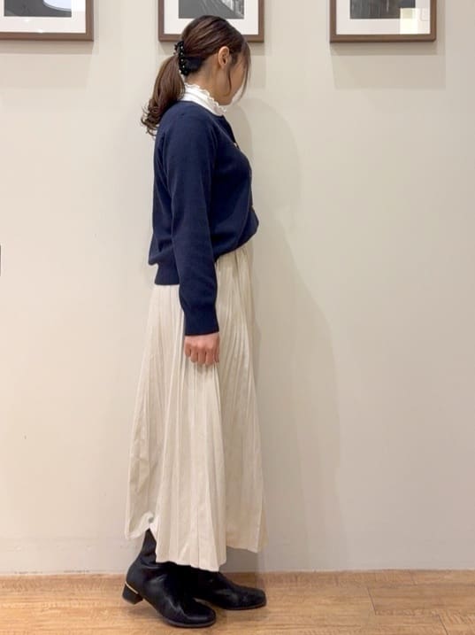maiさんの「SHOO･LA･RUE｜【洗濯機可/S-LL】きれいめにもカジュアルにも スエードライク プリーツスカート」を使ったコーディネート