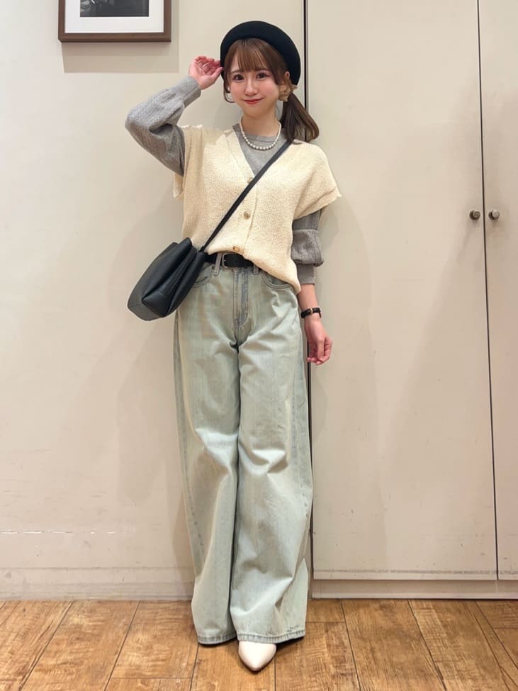 AIRIさんの「SHOO･LA･RUE｜【S-LL/洗濯機可】気軽にレイヤード 前開きざっくりニットベスト」を使ったコーディネート