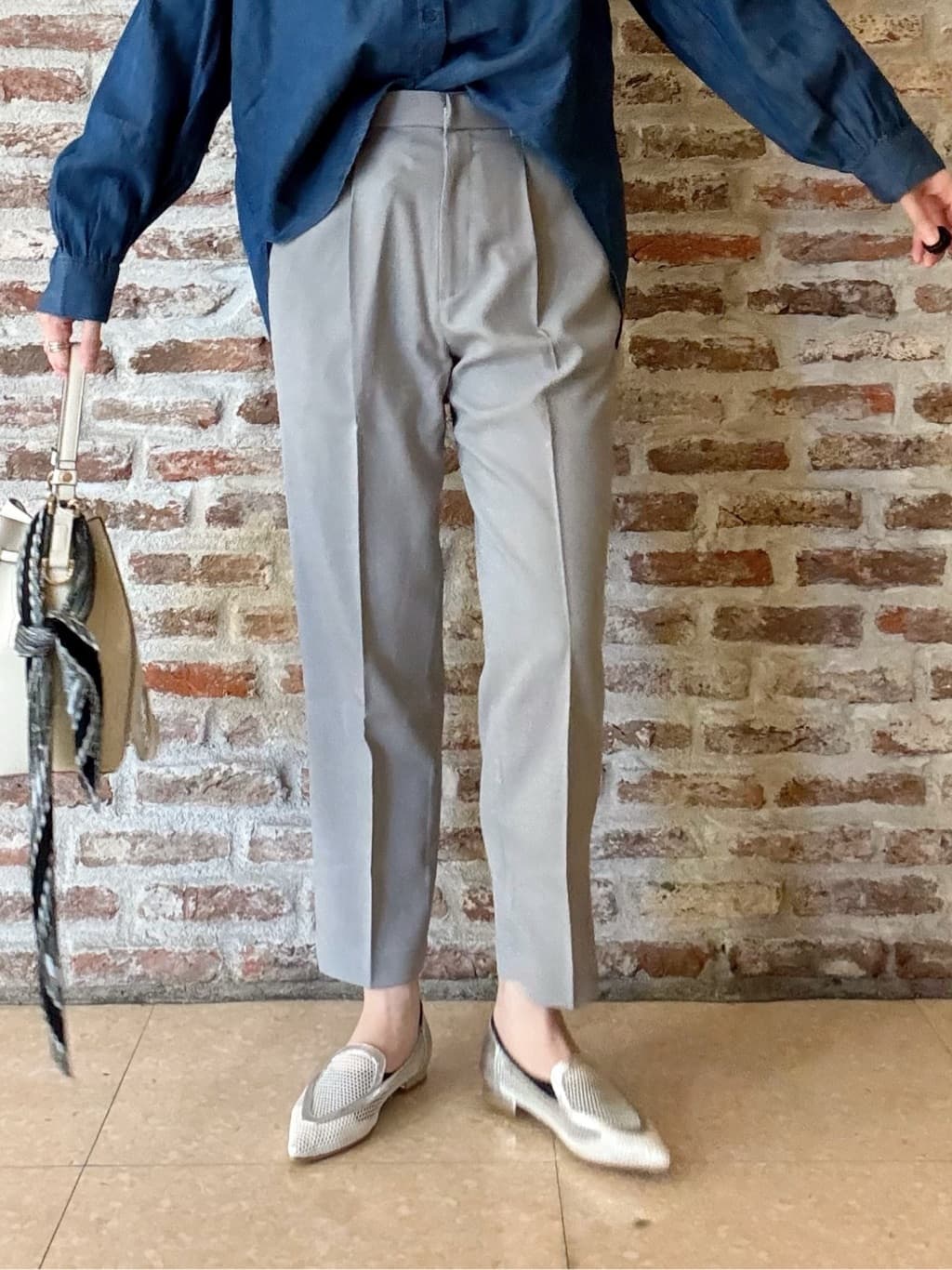 しばさんの「THE SHOP TK｜【後ろ姿もサマになる】バックシャーリングシャツ」を使ったコーディネート