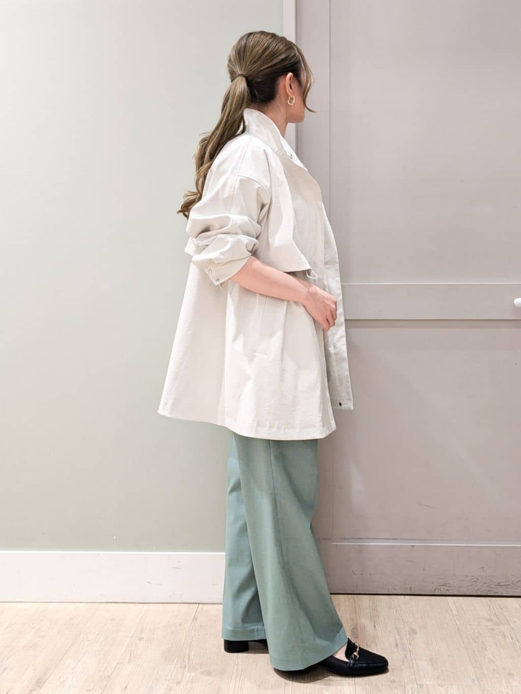 kuwawaさんの「grove｜【撥水／シルエット2WAY】羽織るだけでサマになる、スタンドネックテントラインコート」を使ったコーディネート