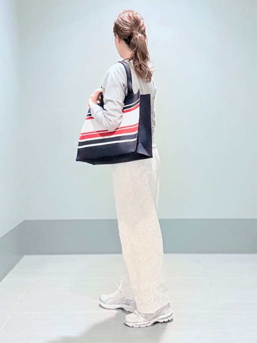 Yamaさんの「DRESSTERIOR｜【ウォッシャブル/ウエストゴム】コットンエンブロイダリー イージーパンツ」を使ったコーディネート