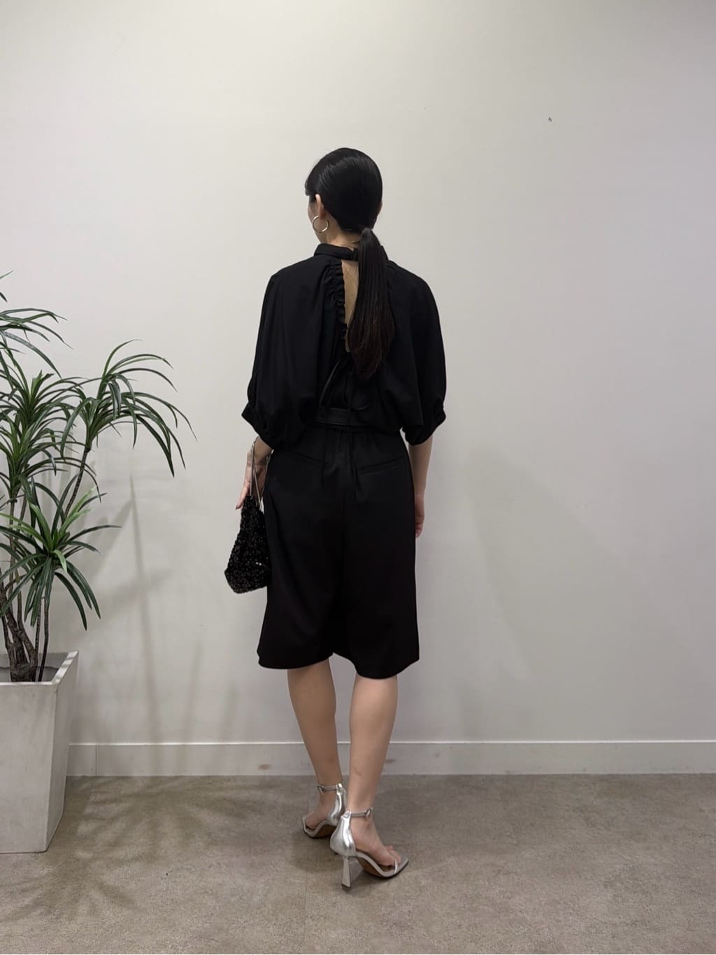 rinaさんの「INDIVI｜バックドロストブラウス」を使ったコーディネート