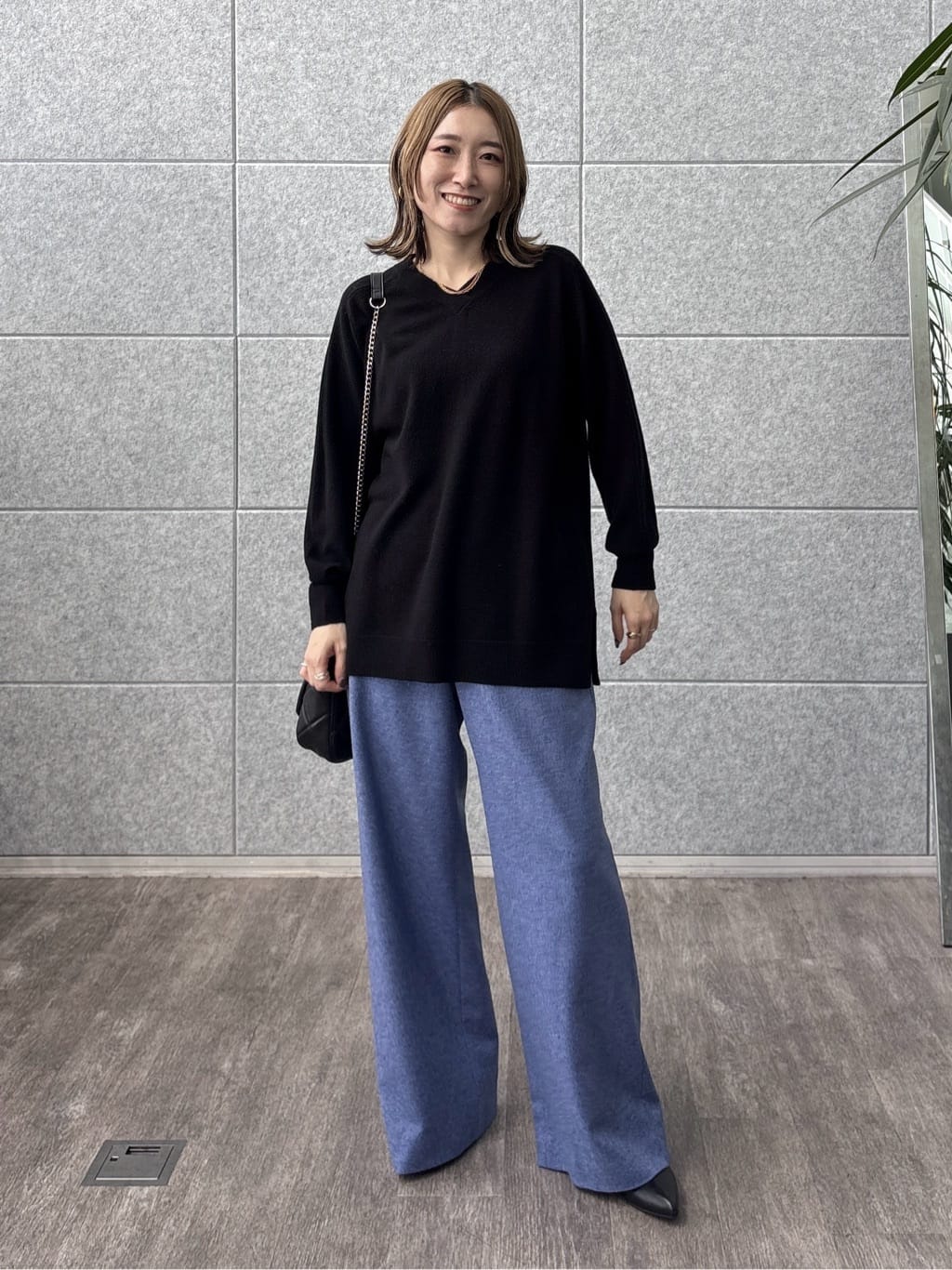 kotakiさんの「INDIVI｜【洗える／チュニック丈／カシミヤ混】スリットデザインVネックニット」を使ったコーディネート