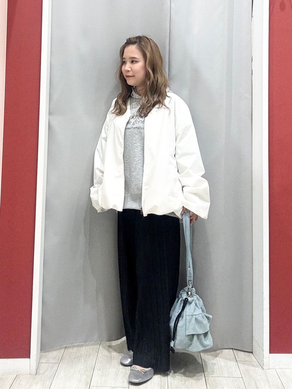 shioさんの「SHOO･LA･RUE｜【セットアップ可/S-LL/なめらかタッチ】選べる3柄 ロゴ入りプルパーカ」を使ったコーディネート