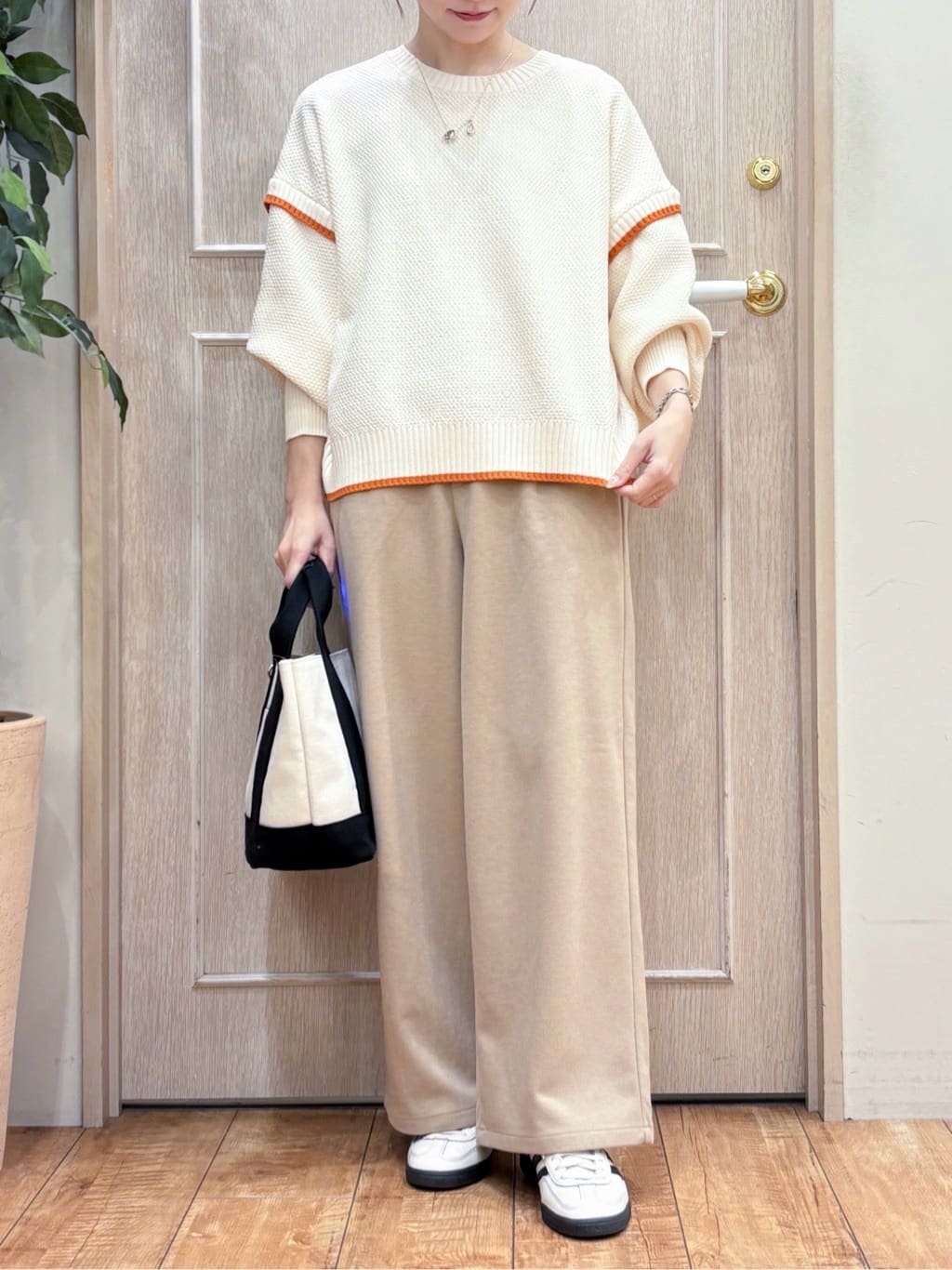 なみさんの「SHOO･LA･RUE｜【前後2WAY/S-LL】体型カバーもこなれ見えも叶う　ふんわりお袖の配色パイピングニット」を使ったコーディネート