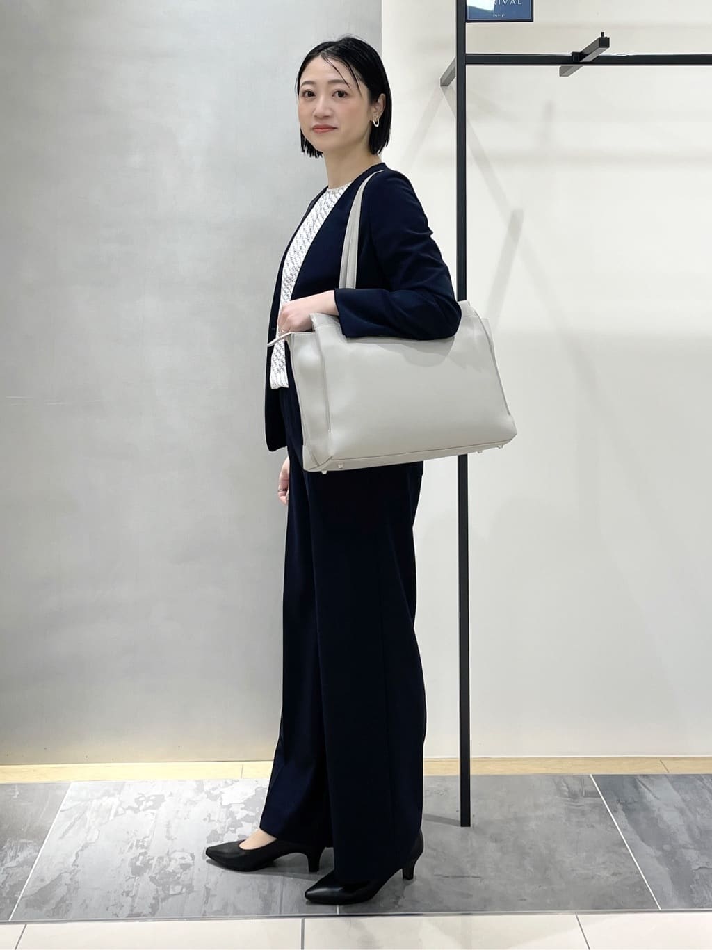 shihoさんの「INDIVI｜【通勤スーツ／洗える】ストレッチカラーレスジャケット」を使ったコーディネート