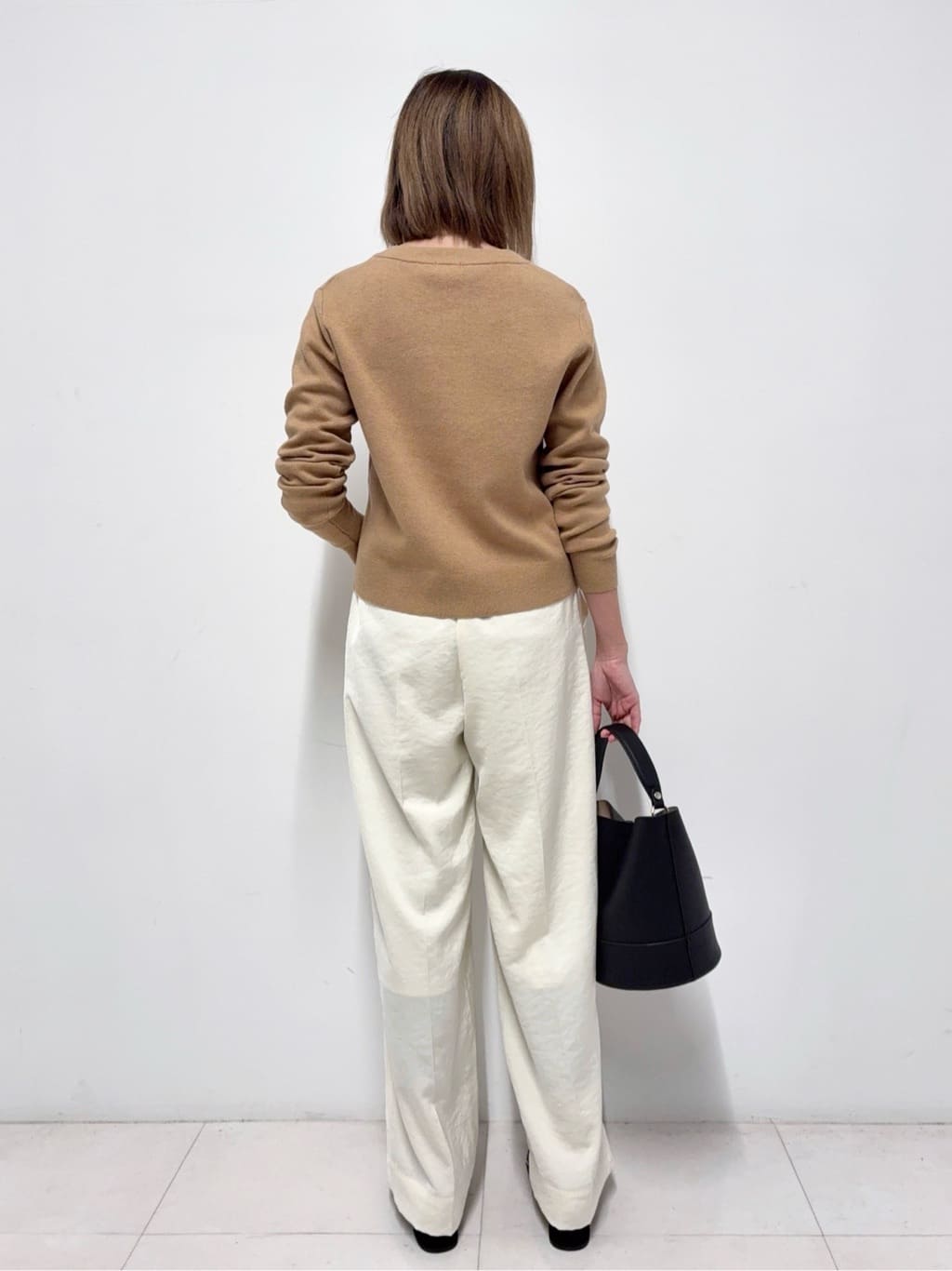 Nishijimaさんの「DRESSTERIOR｜シュリンクレザーバケットBAG」を使ったコーディネート