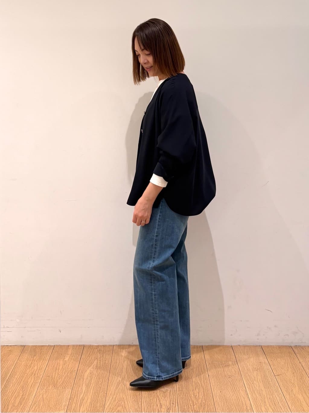 mikkoさんの「INDIVI｜【洗える／UVケア／マットサテン】Vネックドルマンスリーブブラウス」を使ったコーディネート
