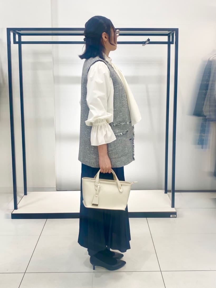 YUMIさんの「UNTITLED｜【オンオフ使える】スラブツイード ジレ」を使ったコーディネート