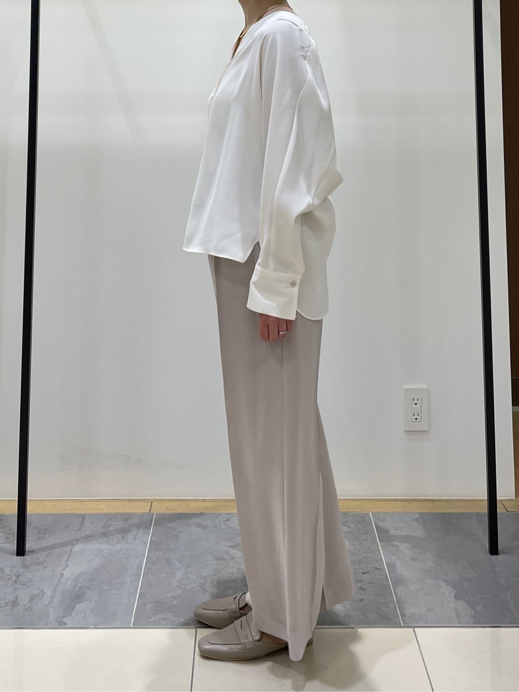 shihoさんの「INDIVI｜【洗える／UVケア／マットサテン】Vネックドルマンスリーブブラウス」を使ったコーディネート