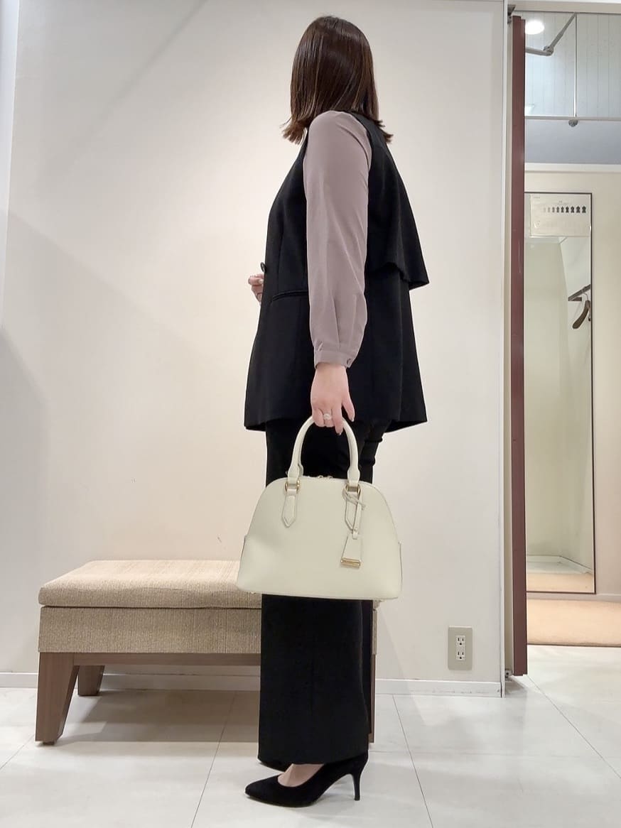 YUIさんの「UNTITLED｜【1枚で着映え/オンオフ着回し】フリルサテンブラウス」を使ったコーディネート