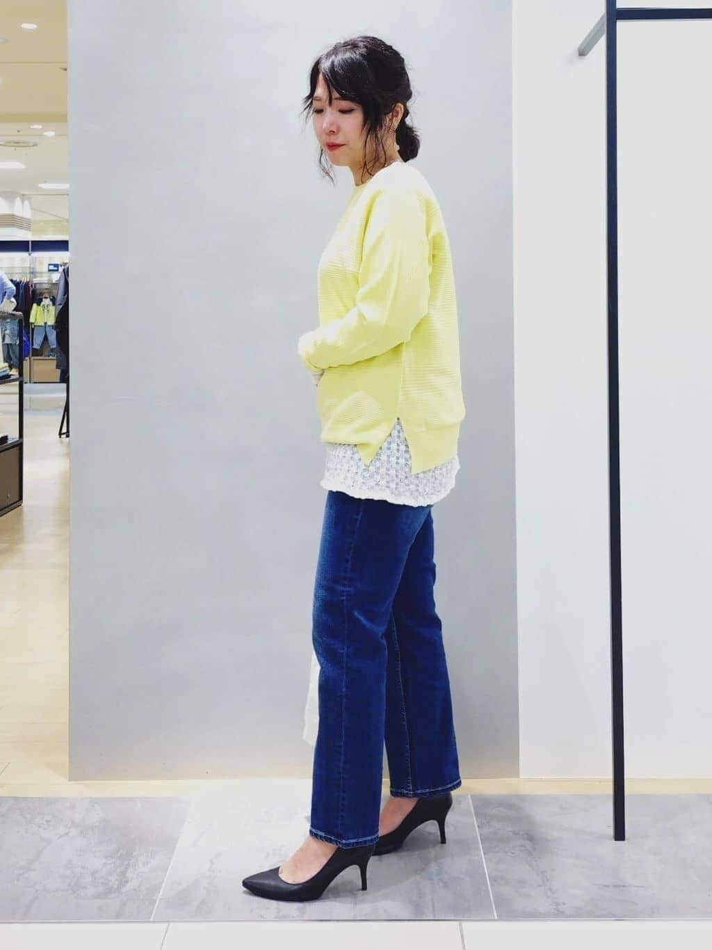 TOMOMIさんの「INDIVI｜【洗える／レイヤードにおすすめ】シャーリングレース ロングTシャツ」を使ったコーディネート