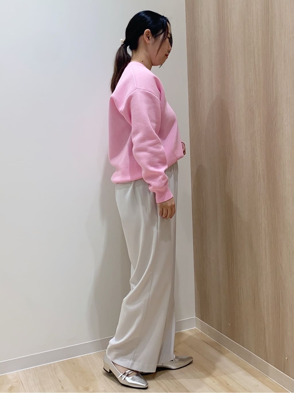 HANAさんの「grove｜ラフさときれいめを両立する、大人のスウェットライクVネックニット」を使ったコーディネート