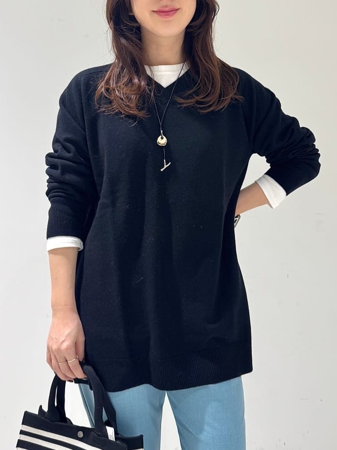 そんさんの「INDIVI｜【洗える／チュニック丈／カシミヤ混】スリットデザインVネックニット」を使ったコーディネート