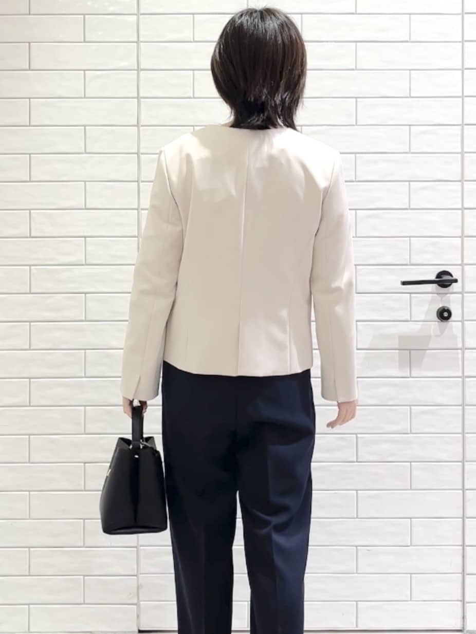しおりさんの「OPAQUE.CLIP｜《通勤／セットアップ対応》 パイピングVネックジャケット【洗濯機OK】」を使ったコーディネート