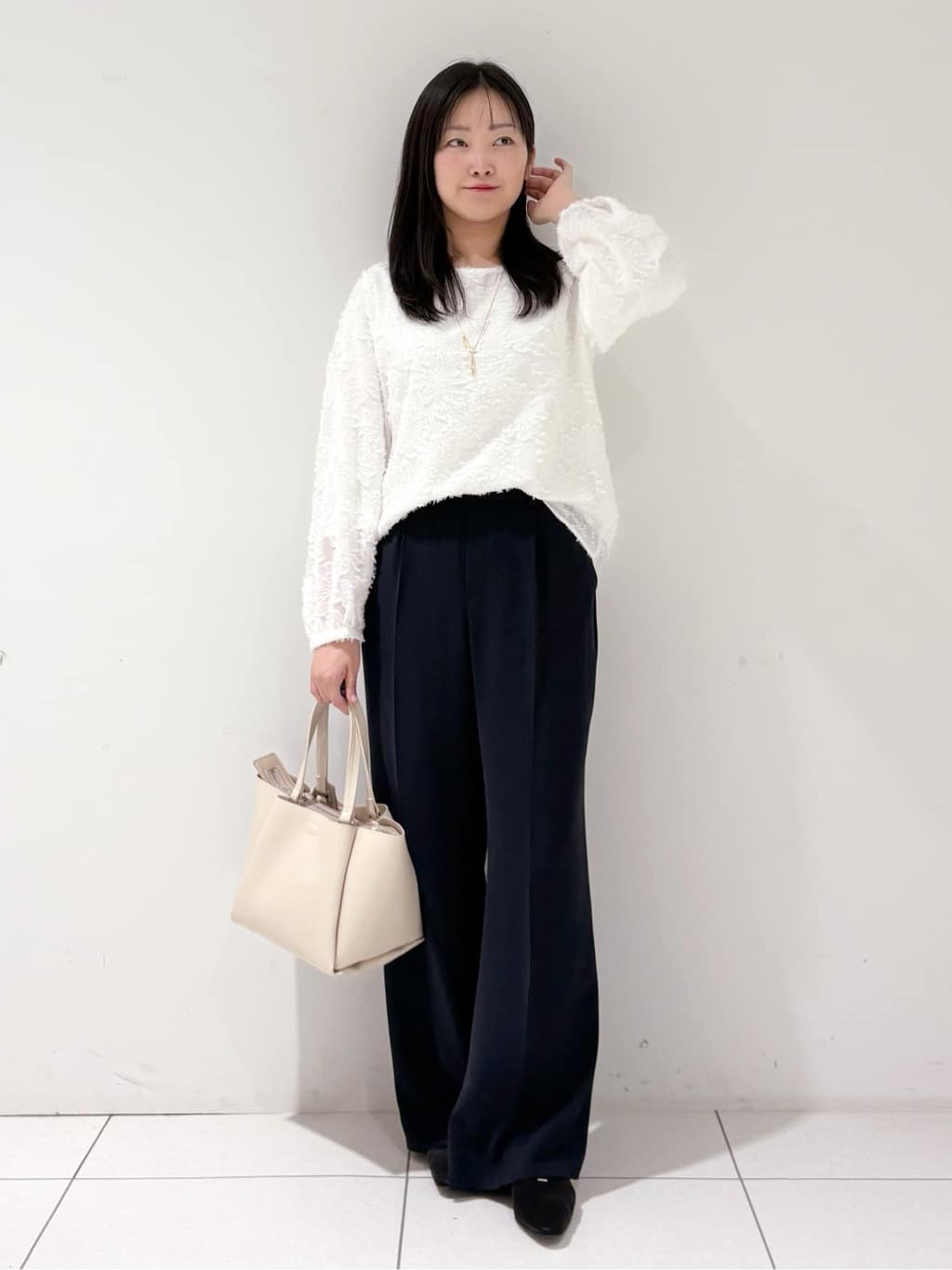momokoさんの「INDIVI｜【華やか／大人シアー／セレモニー】カットフリンジブラウス」を使ったコーディネート