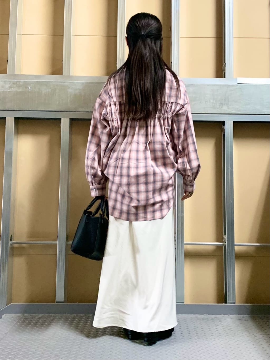 sahoさんの「THE SHOP TK｜【後ろ姿もサマになる】バックシャーリングシャツ」を使ったコーディネート