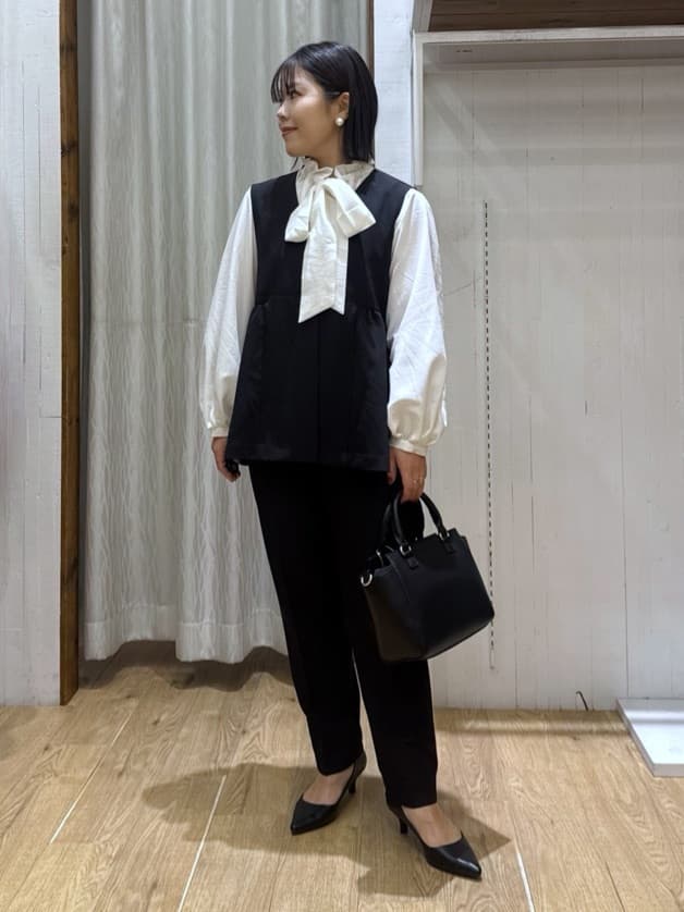chさんの「THE SHOP TK｜【通勤・きちんと見えに】ダブルクロス ペプラムジレ/セットアップ可」を使ったコーディネート
