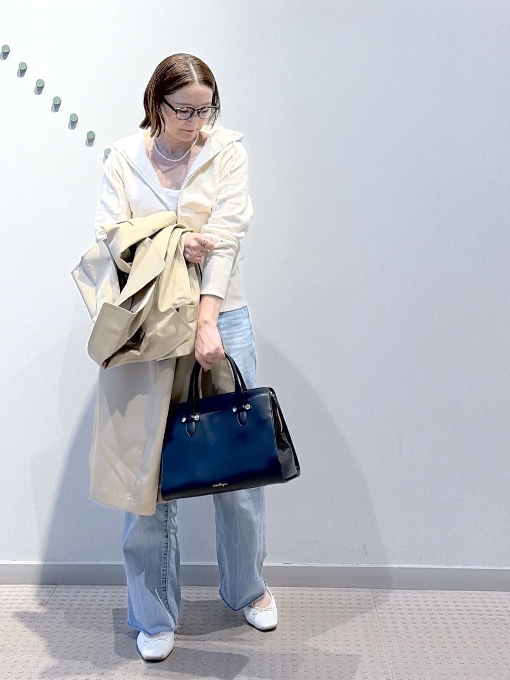 yoshikadoさんの「DRESSTERIOR｜センタープレス ワイドストレートデニム」を使ったコーディネート