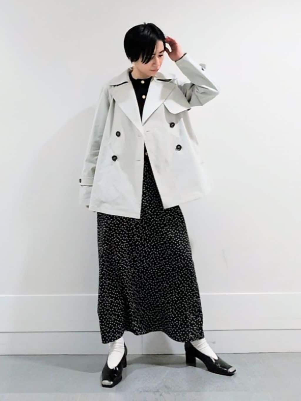 ミズタさんの「UNTITLED｜【定番人気/はっ水/洗える】タスランショートトレンチコート」を使ったコーディネート