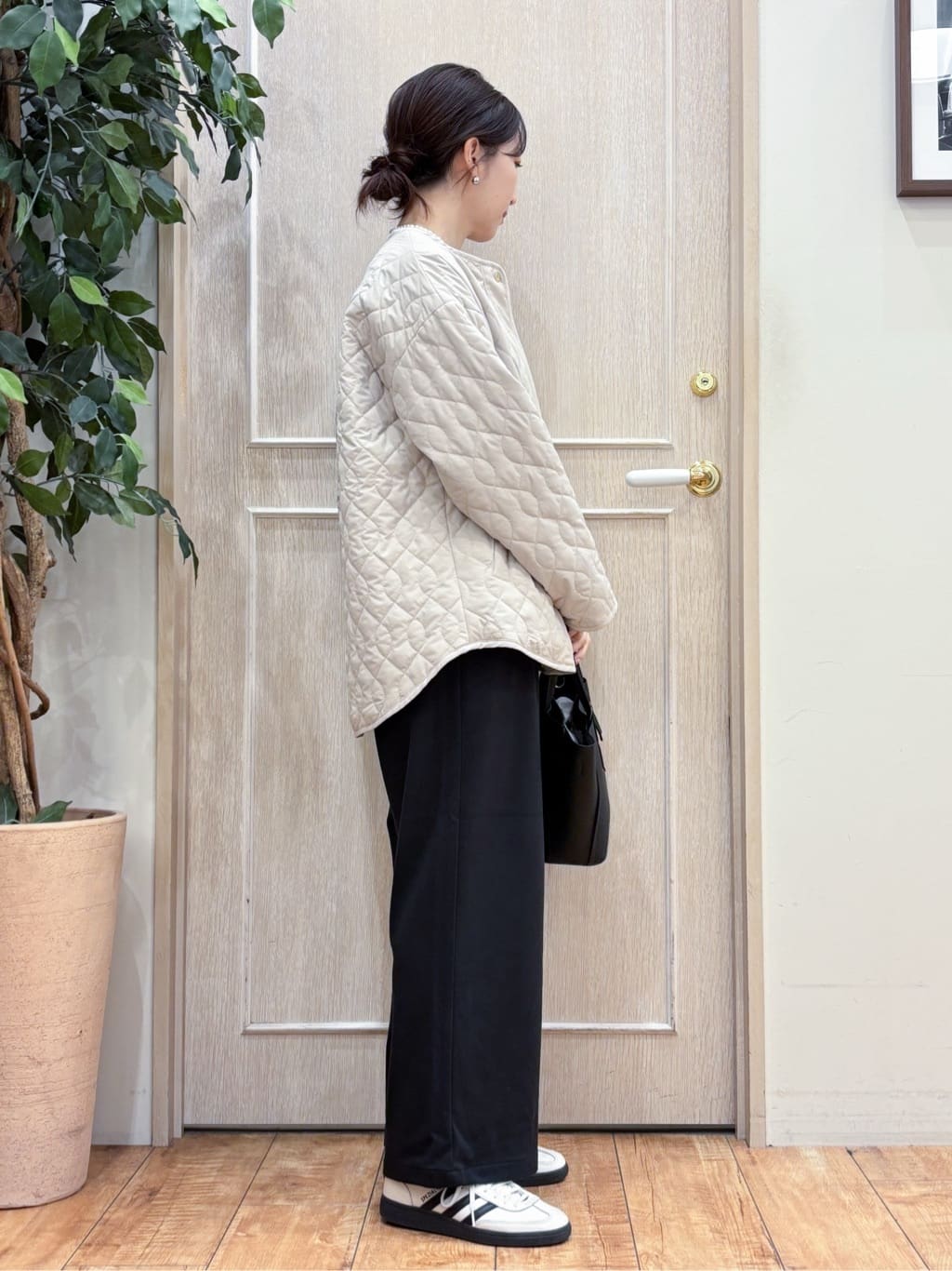 なみさんの「SHOO･LA･RUE｜【洗濯機可/S-LL】ウエストのタブボタンがポイント　ワイドパンツ」を使ったコーディネート