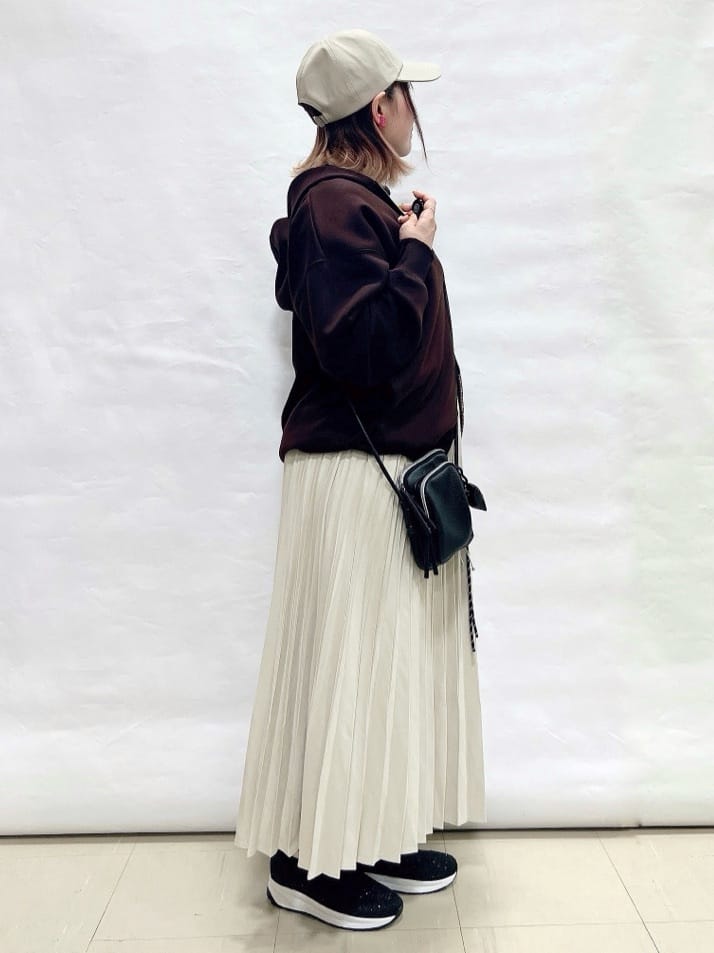 YUIさんの「SHOO･LA･RUE｜【UV/抗菌防臭/洗濯機可】小さめロゴの大人スムースロンT」を使ったコーディネート